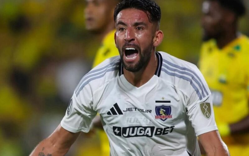 Primer plano a Mauricio Isla durante el partido de Atlético Bucaramanga vs Colo-Colo.