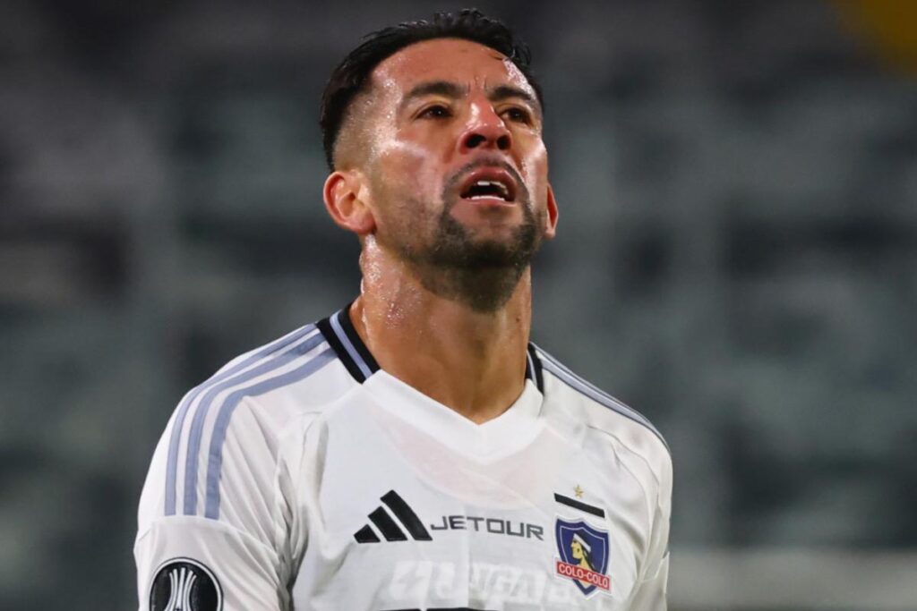 Mauricio Isla lamentándose con la camiseta de Colo-Colo.