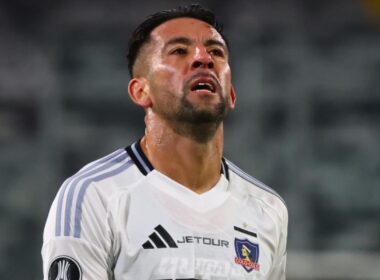 Mauricio Isla lamentándose con la camiseta de Colo-Colo.