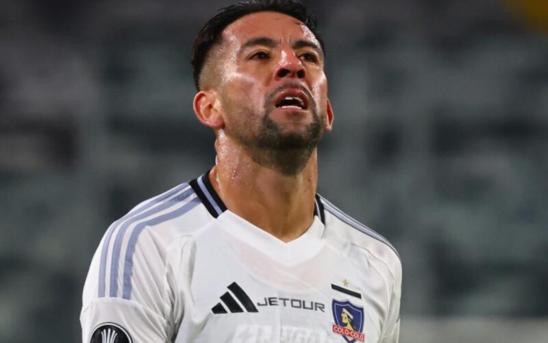 Mauricio Isla lamentándose con la camiseta de Colo-Colo.