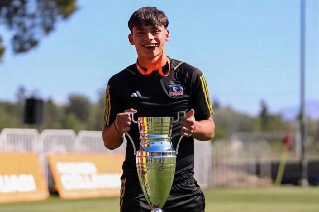 Nahuel Flores con la copa de campeón del Torneo de Clausura 2024.