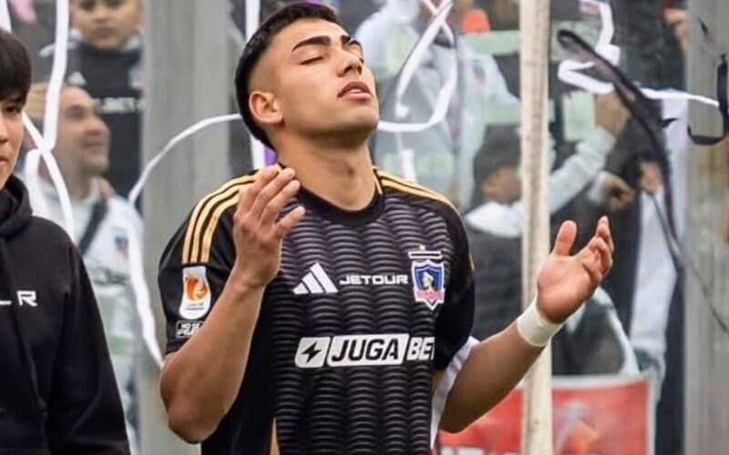 Nicolás Suárez en el partido de Colo-Colo vs Real Valladolid.
