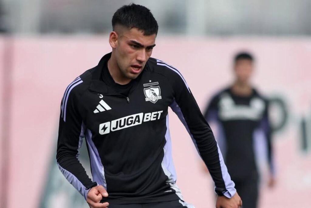 Nicolás Suárez con camiseta de entrenamiento de Colo-Colo.