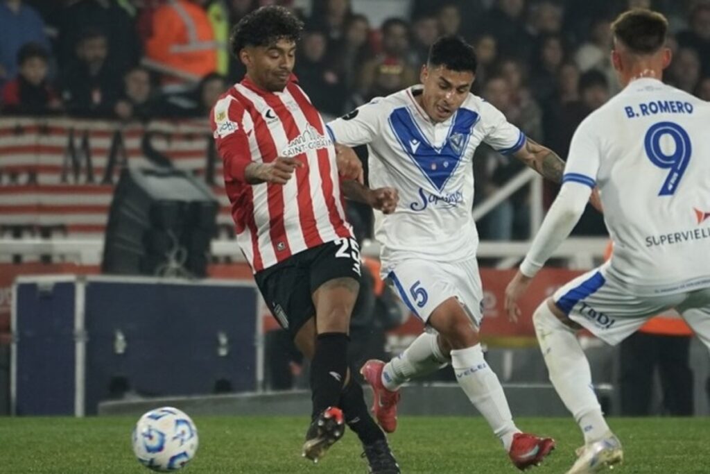 Baeza disputando la final ante Estudiantes.