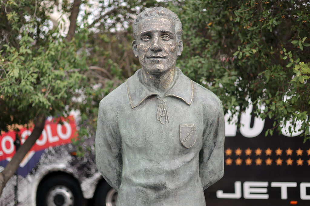 Santiago, 19 de abril 2025.
Estatua de David Arellano es inaugurado en el estadio Monumental durante la Conmemoracin del Centenario de Colo Colo.
19/04/2025
Javier Torres/Aton Chile


The statue of David Arellano is inaugurated at the Monumental Stadium during the Colo Colo Centennial Commemoration.
19/04/2025
Javier Torres