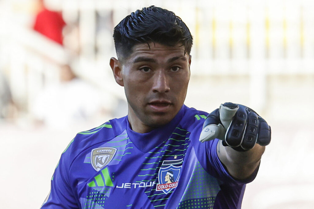 Primer plano de Brayan Cortés vistiendo una camiseta de Colo-Colo durante un partido.