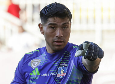 Primer plano de Brayan Cortés vistiendo una camiseta de Colo-Colo durante un partido.