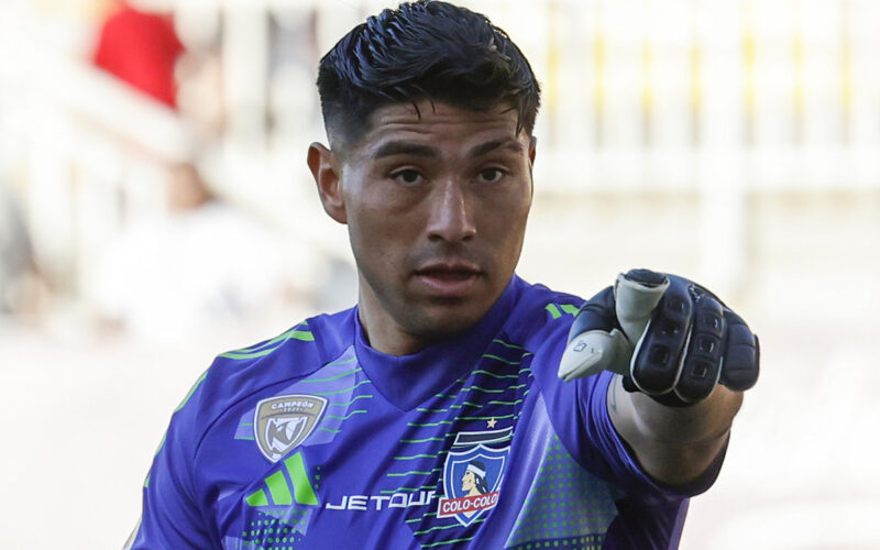 Primer plano de Brayan Cortés vistiendo una camiseta de Colo-Colo durante un partido.