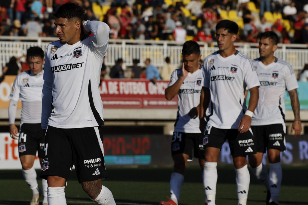 Jugadores de Colo-Colo cabizbajos saliendo de la cancha.