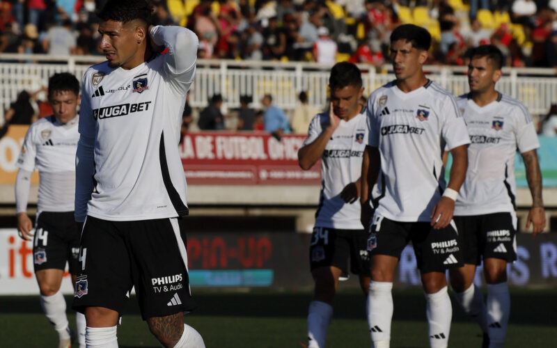 Jugadores de Colo-Colo cabizbajos saliendo de la cancha.