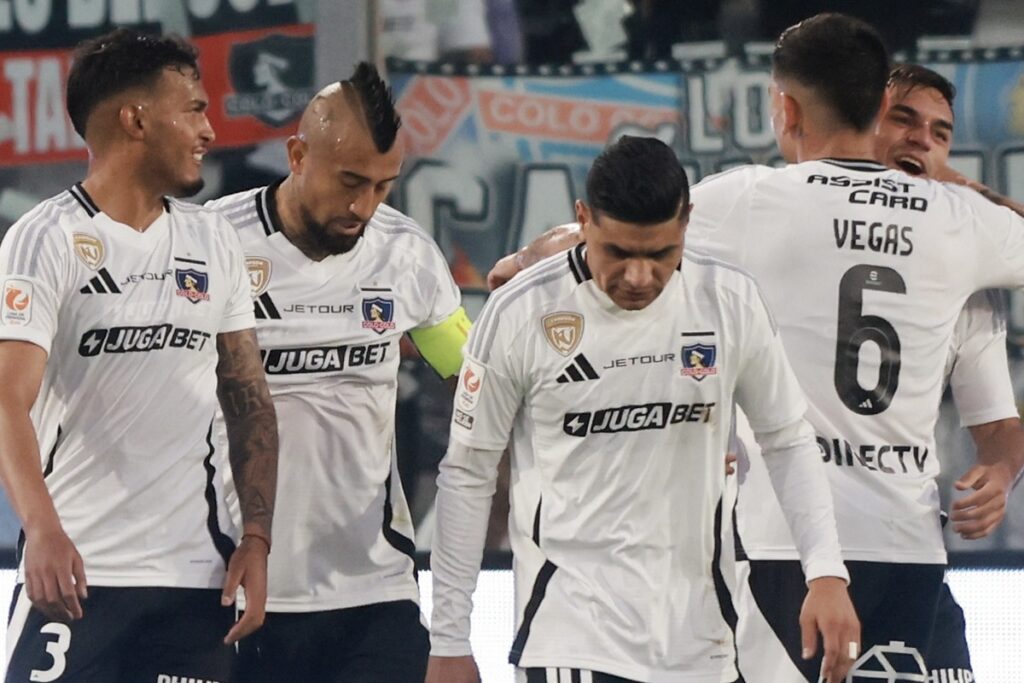 Jugadores de Colo-Colo festejando un gol.
