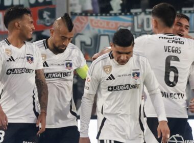 Jugadores de Colo-Colo festejando un gol.