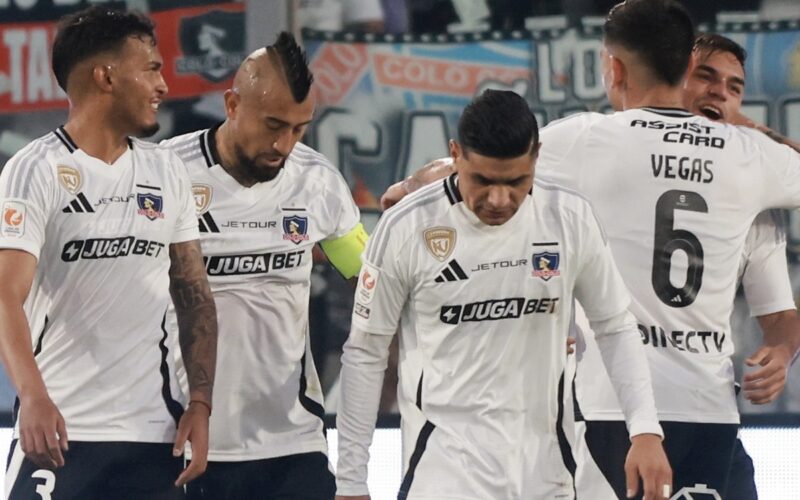 Jugadores de Colo-Colo festejando un gol.
