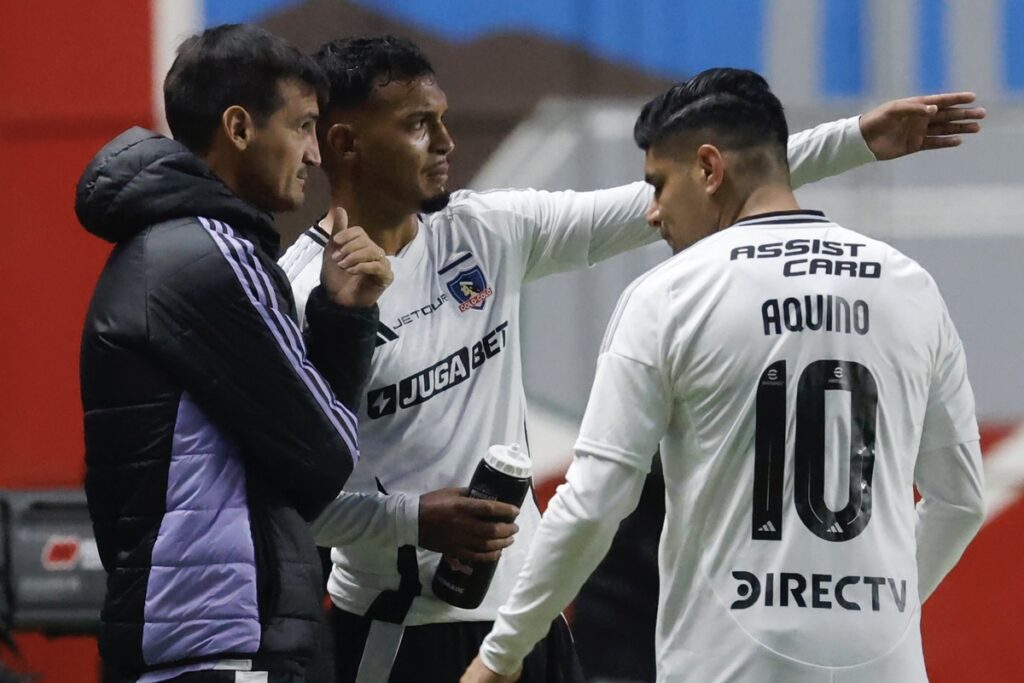 Pablo Ricchetti repartiendo instrucciones a Daniel Gutiérres y Claudio Aquino.