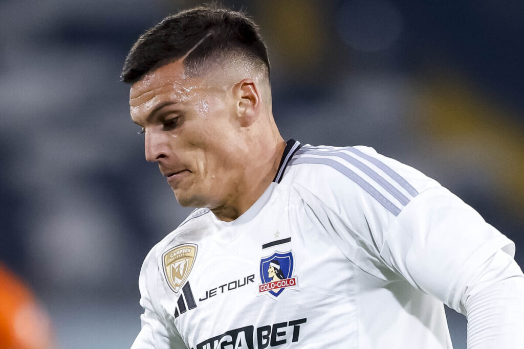 Primer plano de Lucas Cepeda con la camiseta de Colo-Colo.