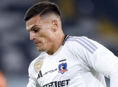 Primer plano de Lucas Cepeda con la camiseta de Colo-Colo.