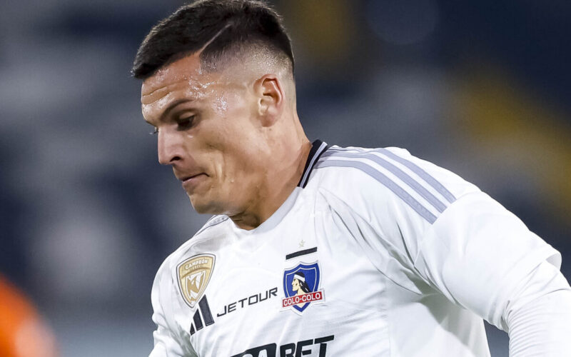 Primer plano de Lucas Cepeda con la camiseta de Colo-Colo.