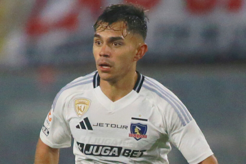Primer plano de Vicente Pizarro vistiendo la camiseta de Colo-Colo.