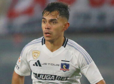 Primer plano de Vicente Pizarro vistiendo la camiseta de Colo-Colo.