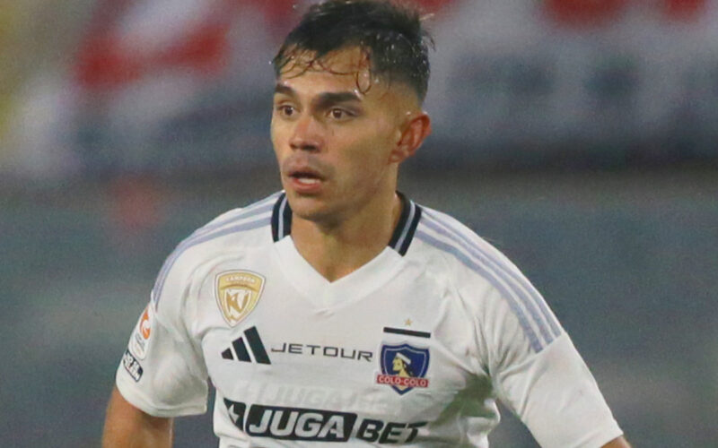 Primer plano de Vicente Pizarro vistiendo la camiseta de Colo-Colo.