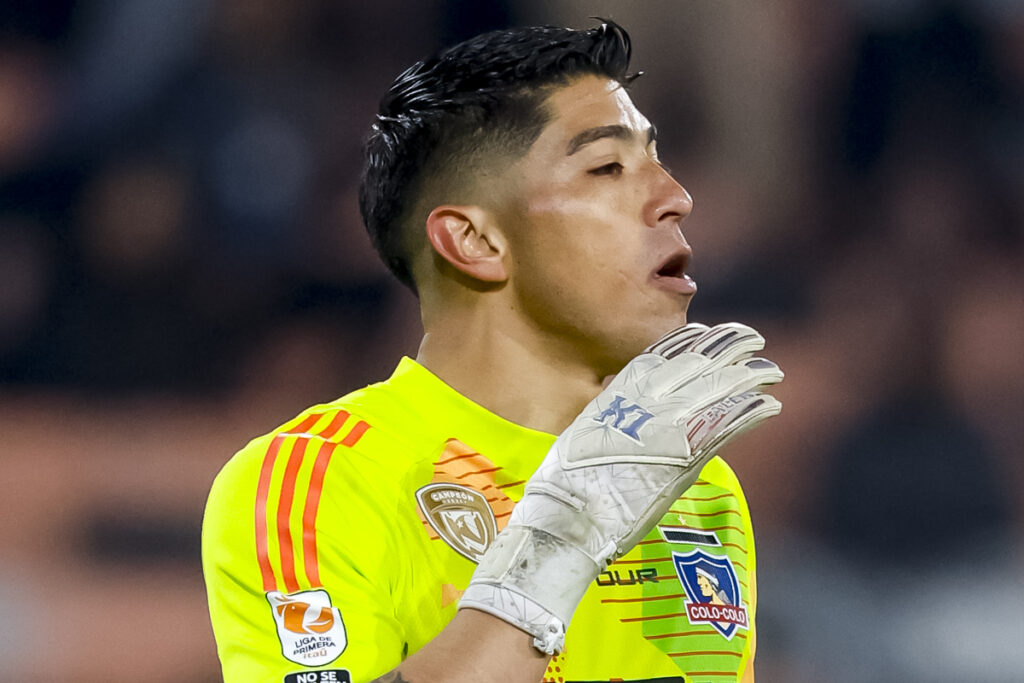 Primer plano de Brayan Cortés con la camiseta de Colo-Colo.