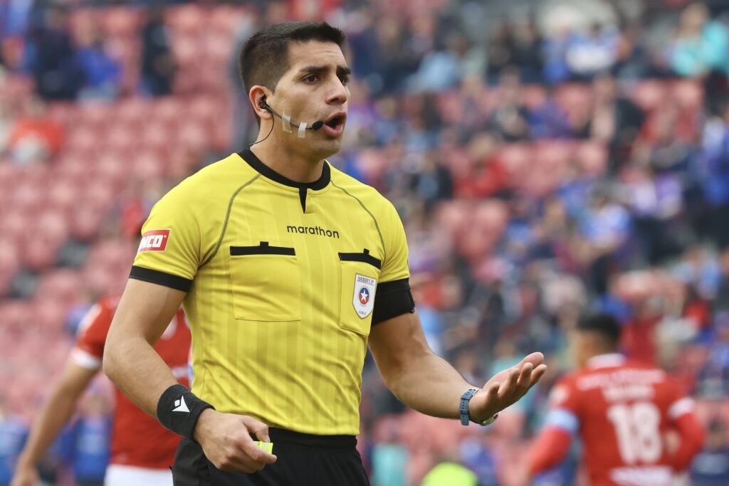 Árbitro Riquelme será el encargado del clásico entre Colo-Colo y la UC.