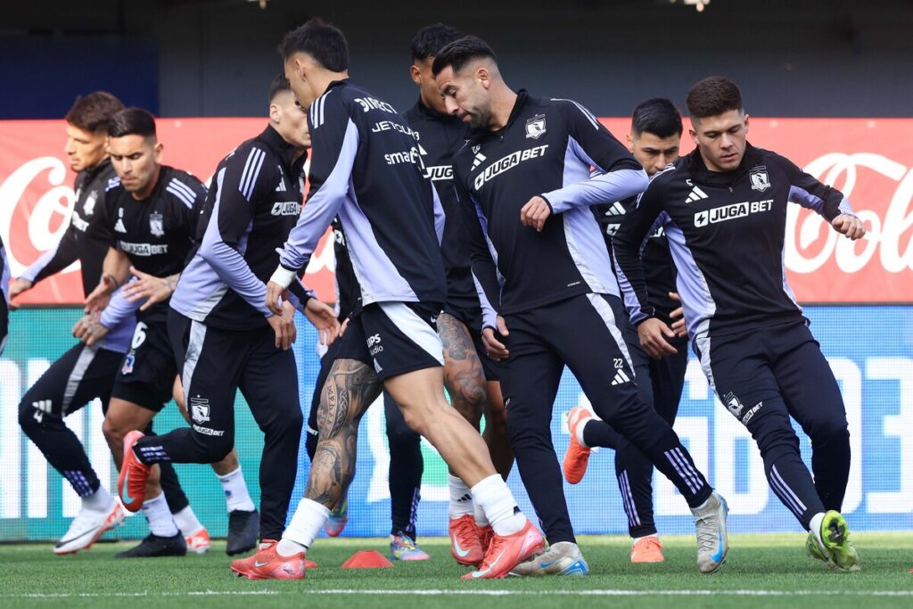 Jugadores de Colo-Colo calentando previo al duelo con Audax Italiano.
