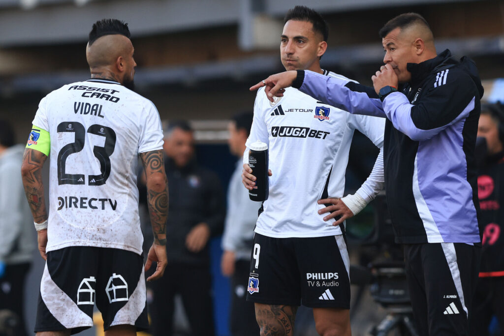 Jorge Almirón entregando instrucciones a jugadores de Colo-Colo.