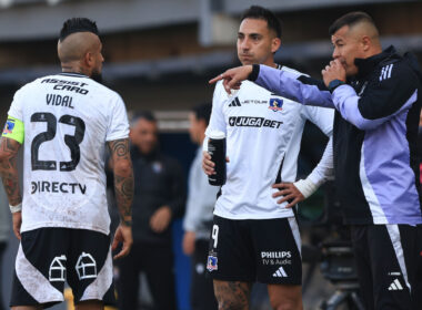 Jorge Almirón entregando instrucciones a jugadores de Colo-Colo.