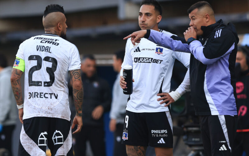 Jorge Almirón entregando instrucciones a jugadores de Colo-Colo.