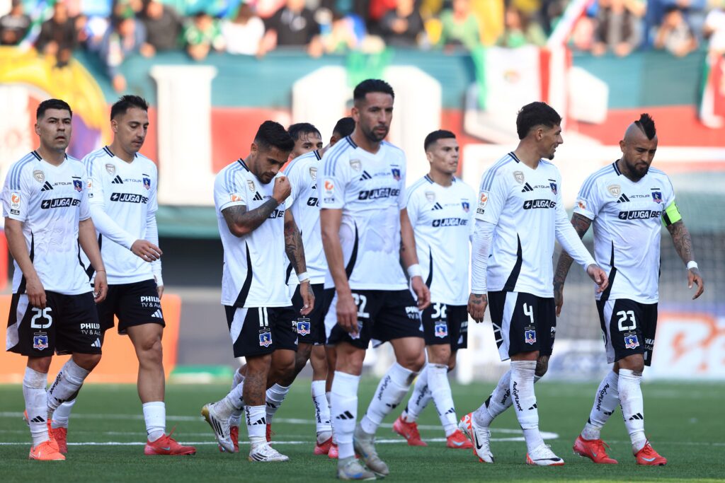 Futbol, Audax Italiano vs Colo Colo. Fecha 15, Liga de Primera 2025. Los jugadores de Colo Colo lamentan la derrota contra Audax Italiano durante el partido de primera division disputado en el estadio Bicentenario de La Florida en Santiago, Chile. 22/06/2025 Felipe Zanca/Photosport Football, Audax Italiano vs Colo Colo. 15st turn, 2025 First division league. Colo ColoÕs players reacts after loosing against Audax Italiano during the first division match held at the Bicentenario de La Florida stadium in Santiago, Chile. 22/06/2025 Felipe Zanca/Photosport