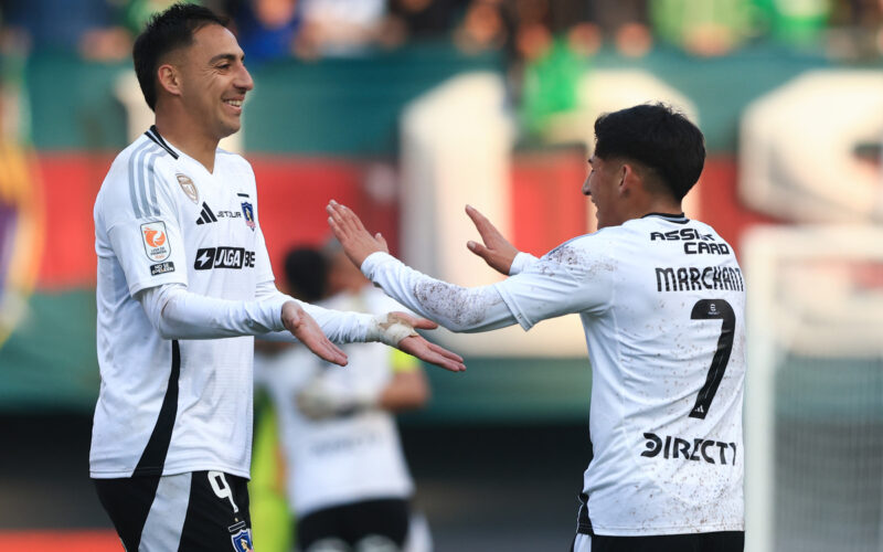 Javier Correa y Francisco Marchant celebrando un gol de Colo-Colo.