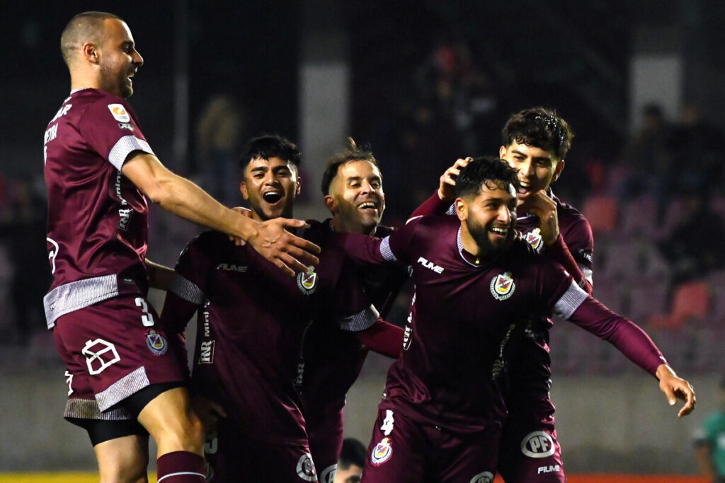 Jugadores de Deportes La Serena celebrando el gol de Jeyson Rojas.