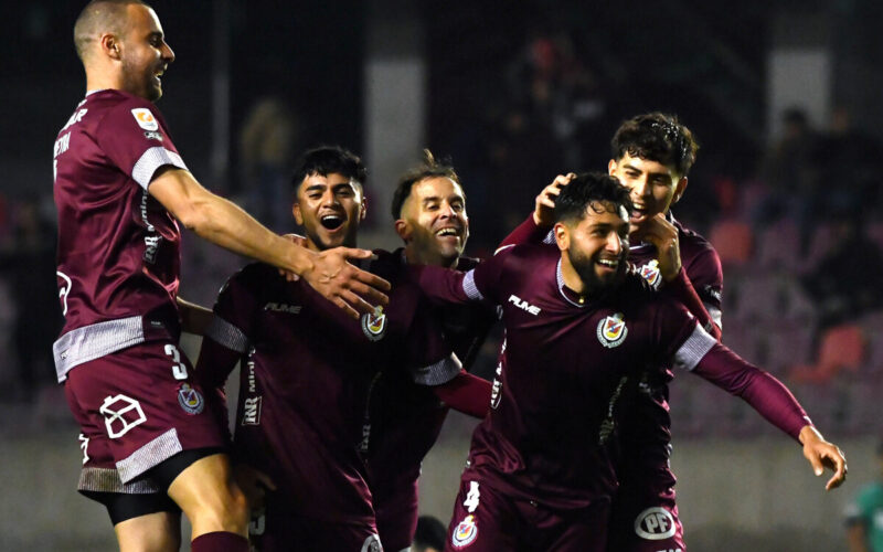 Jugadores de Deportes La Serena celebrando el gol de Jeyson Rojas.