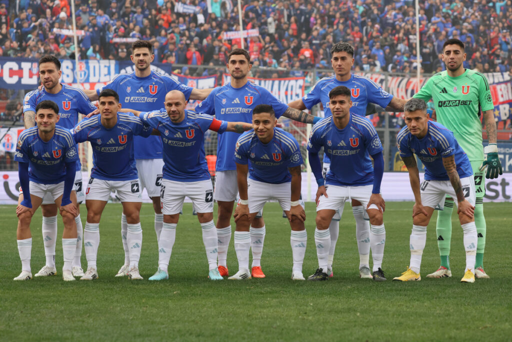 Jugadores de Universidad de Chile posando para una foto oficial.