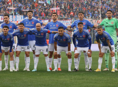 Jugadores de Universidad de Chile posando para una foto oficial.