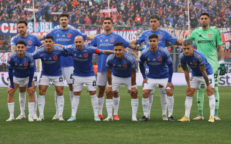 Jugadores de Universidad de Chile posando para una foto oficial.