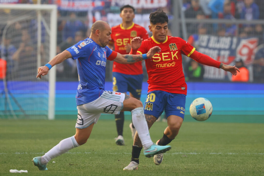 Jugador de Universidad de Chile y Unión Española disputando un balón.