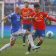 Jugador de Universidad de Chile y Unión Española disputando un balón.