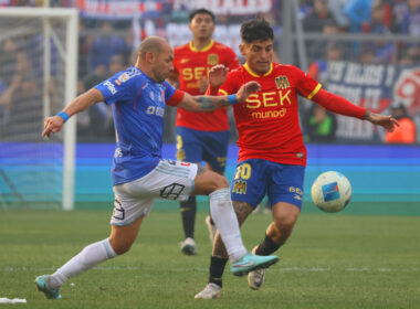 Jugador de Universidad de Chile y Unión Española disputando un balón.