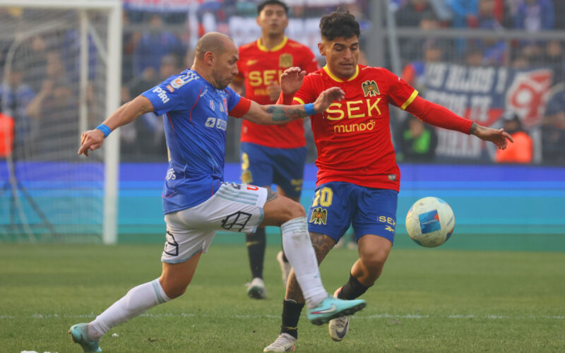 Jugador de Universidad de Chile y Unión Española disputando un balón.