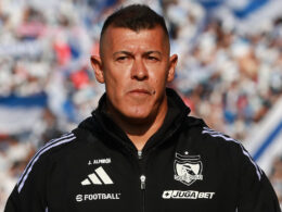 Primer plano de Jorge Almirón vistiendo indumentaria de Colo-Colo.