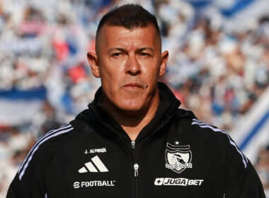 Primer plano de Jorge Almirón vistiendo indumentaria de Colo-Colo.