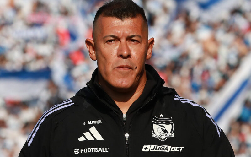 Primer plano de Jorge Almirón vistiendo indumentaria de Colo-Colo.