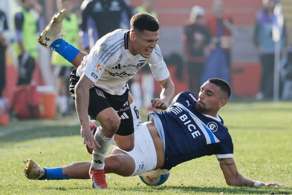 Cepeda recibiendo falta del defensor de la UC.