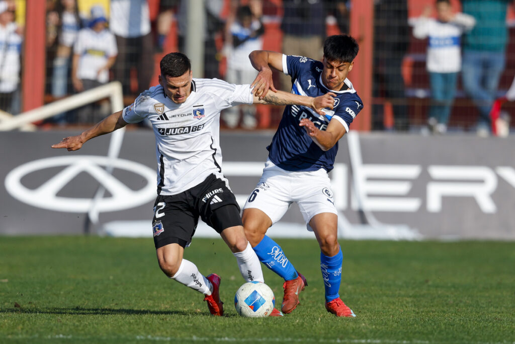 Futbol, Universidad Catolica vs Colo Colo 
Fecha 5, Liga de Primera 2025.
El jugador de Colo Colo Lucas Cepeda, izquierda, disputa el balon contra Sebastián Arancibia de Universidad Catolica durante el partido de primera division disputado en el Estadio Santa Laura, en Santiago de Chile.
06/07/2025
Pepe Alvujar/Photosport

Football, Universidad Catolica vs Colo Colo
5th turn, Division League 2025.
Colo Colo’s player Lucas Cepeda, left, vies for the ball against Sebastián Arancibia of Universidad Catolica during the first division match at the Santa Laura Stadium, in Santiago, Chile.
06/07/2025
Pepe Alvujar/Photosport. Marcelo Vega.