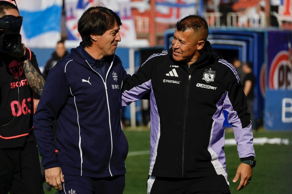 Garnero y Almirón saludándose en el clásico.