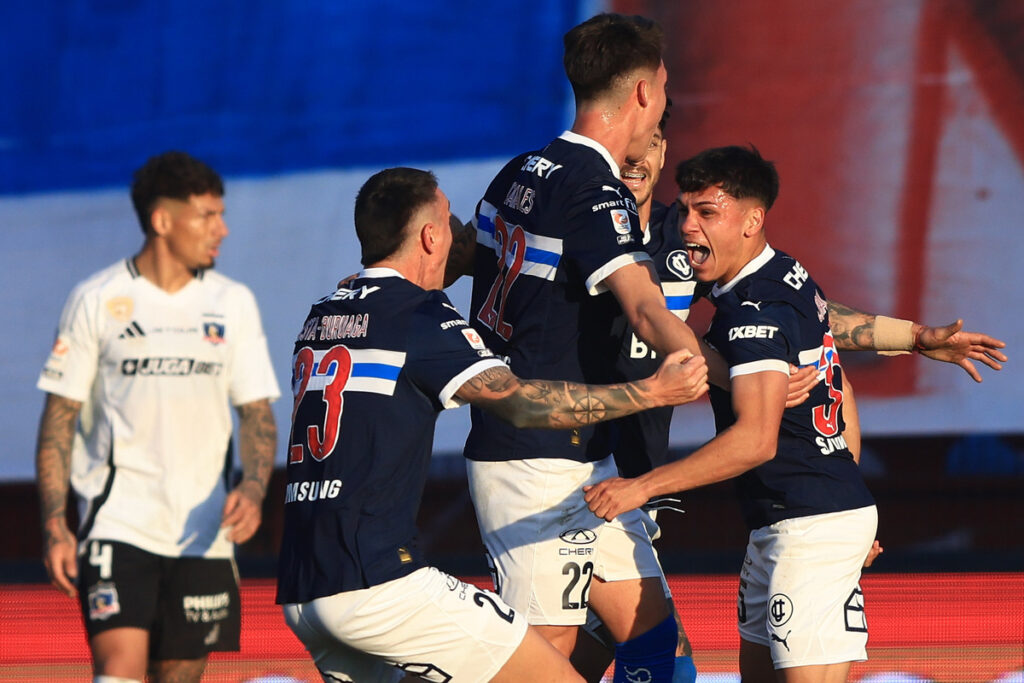 Jugadores de Universidad Católica celebrando un gol frente a Colo-Colo.