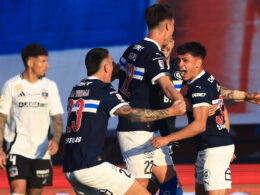 Jugadores de Universidad Católica celebrando un gol frente a Colo-Colo.