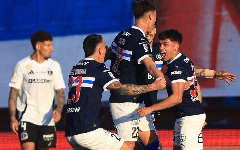 Jugadores de Universidad Católica celebrando un gol frente a Colo-Colo.